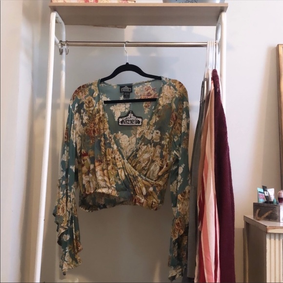 Bell sleeve floral crop top - Picture 2 of 8